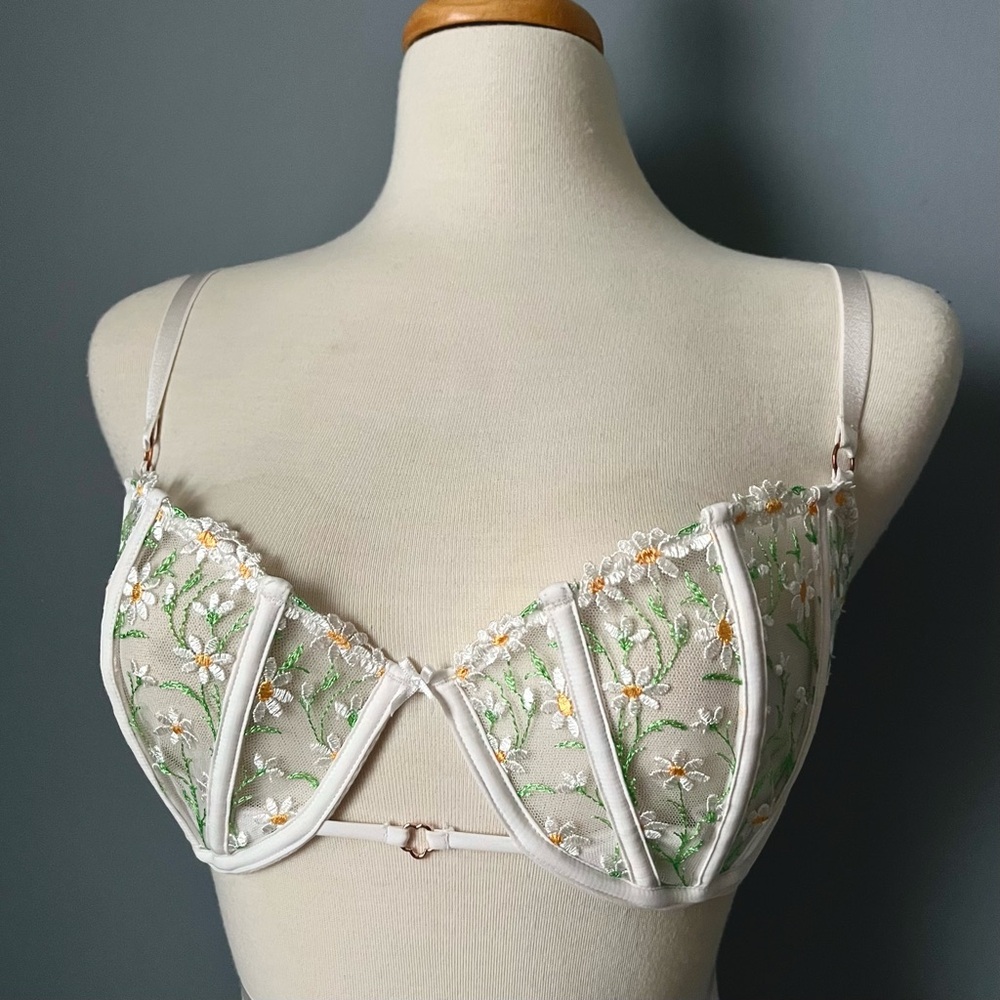 🌼 Victoria’s Secret Wicked Daisy Chain Unlined Bra – 32DDD | Limited Edition